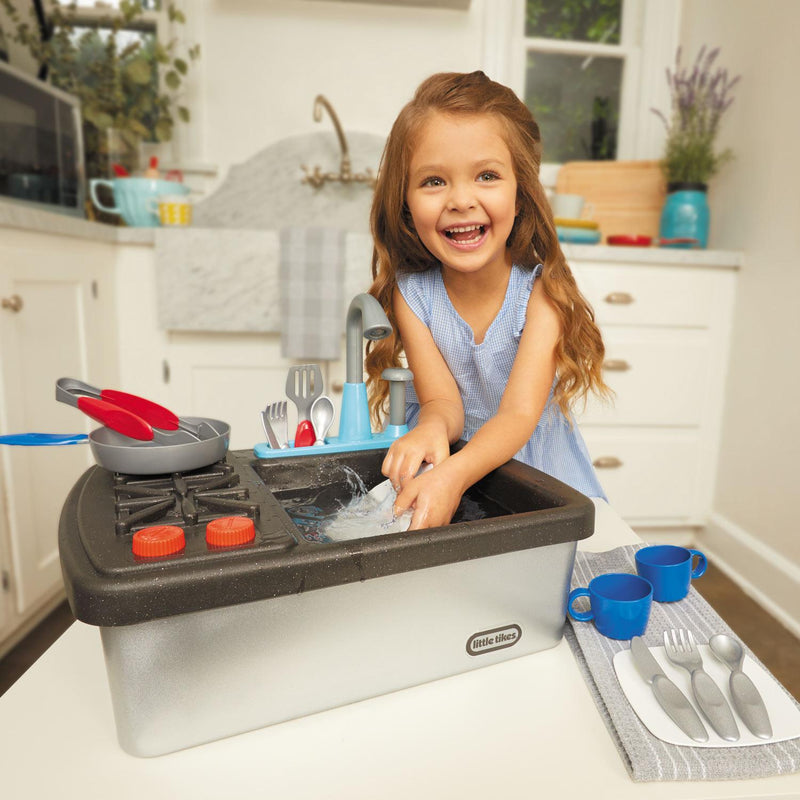 Pretending to wash dishes helps kids gain a sense of responsibility