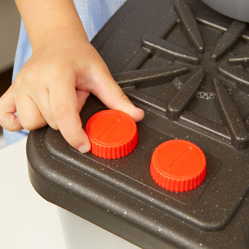 Turning the knobs on the stovetop makes realistic clicking sounds